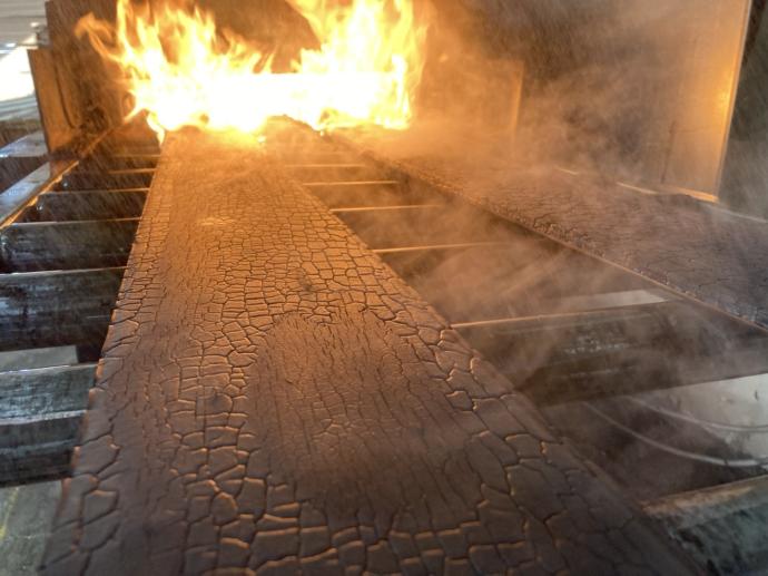 Ejemplo de la elaboración de la técnica Yakisugi en el horno.