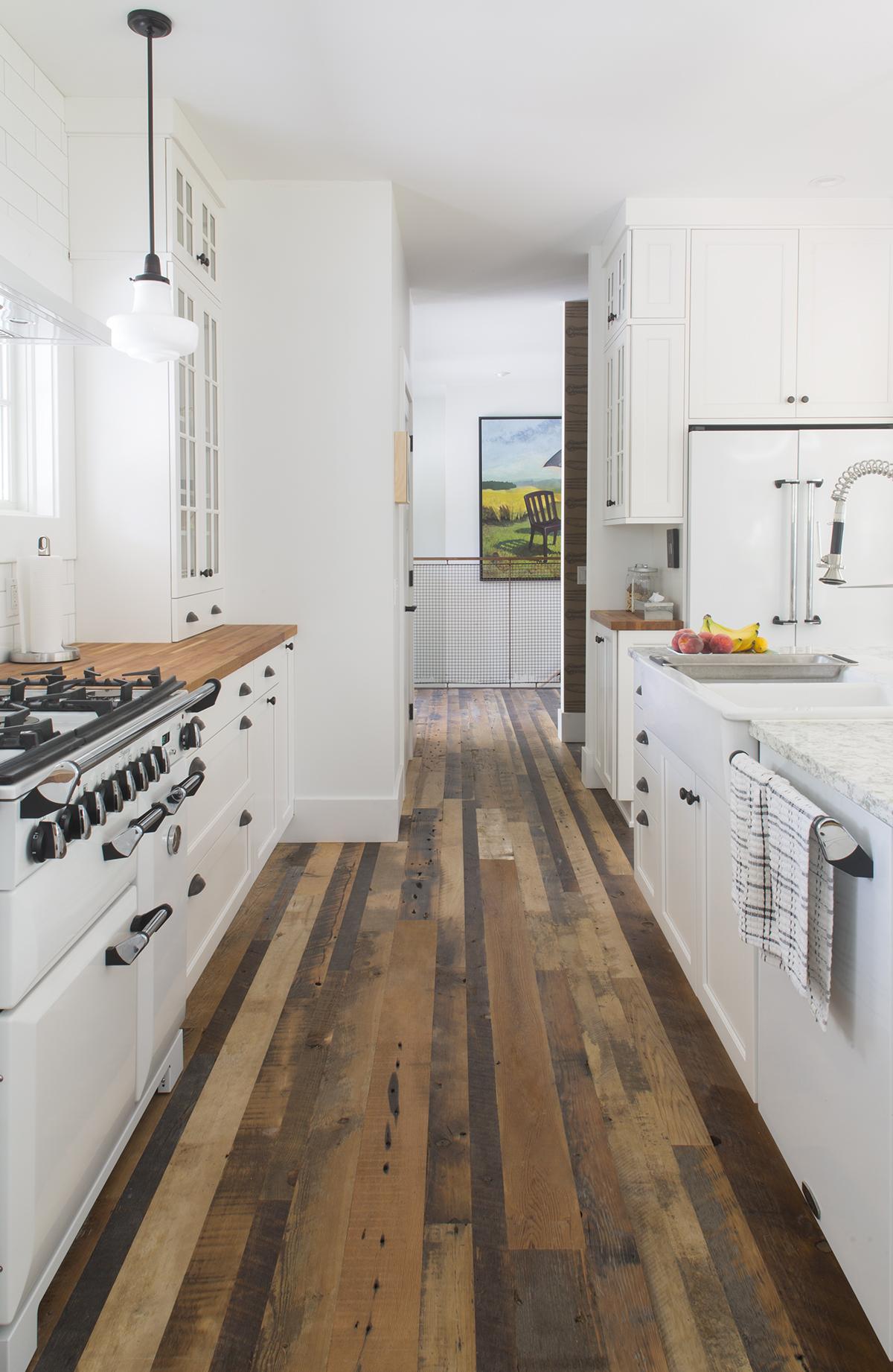 Rugged Reclaimed Wood Flooring Options for a Comfortable Look