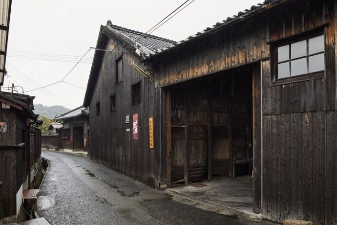 One of the oldest warehouses in Shodishima. Though the structure was built 100 years ago, the age of the shou sugi ban cladding is unknown. Photo by https://www.axismag.jp 