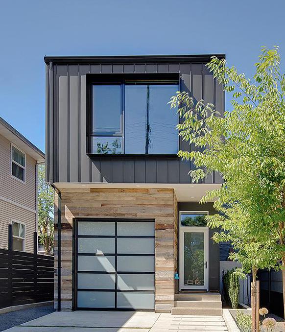 Pioneer Millworks American Prairie Taphouse barn siding on a garage in Portland, Oregon.