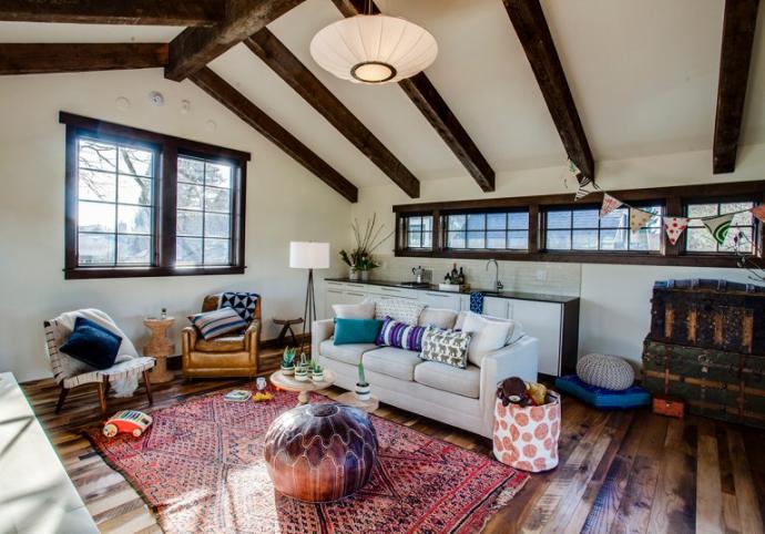 Reclaimed 27′ structural ridge-beam timber and rafters, combined with Settlers’ Plank Mixed Hardwoods reclaimed wood flooring round out this rustic modern living space by Introspecs.