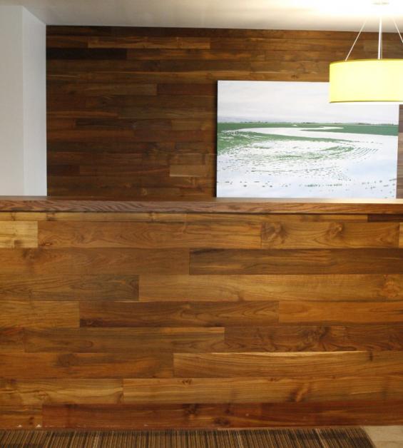 Reclaimed Teak paneling welcomes tenants and visitors at the main lobby entry of Block 37. A street level seating area thoughtfully invites folks to sit and chat.