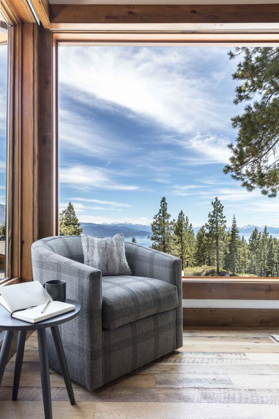 Pioneer Millworks Settlers' Plank Oak flooring. Photo © Kat Alves